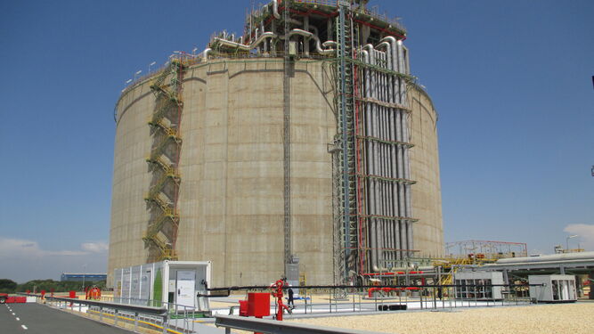 Instalaciones de la planta de regasificación de Enagás en el Puerto de Huelva.