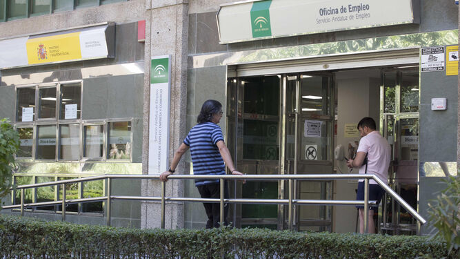 Ciudadanos esperan en la puerta de una oficina del Servicio Andaluz de Empleo.