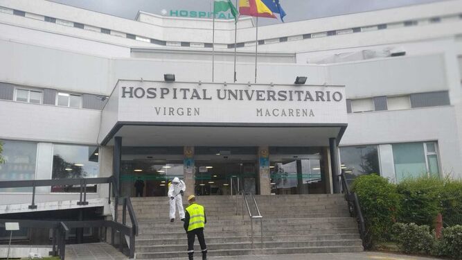 Efectivos de la UME desinfectan los exteriores del Hospital Virgen Macarena.