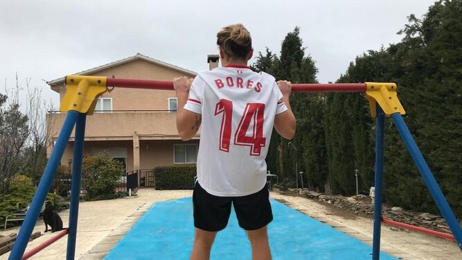 La futbolista del Sevilla, María Bores, se ejercita en su casa.