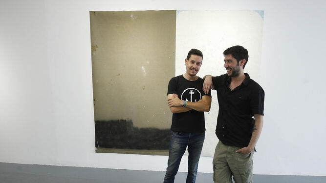 Santiago Bedoya (izquierda) y Juan Cruz, los socios de Di Art  Gallery , junto a una obra de Manuel M. Romero.