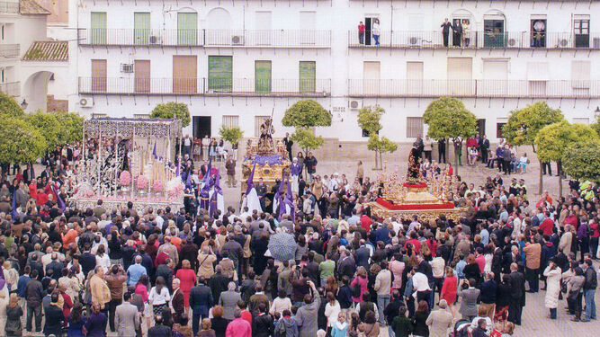 Los tres pasos de la Hermandad de Jesús de Marchena en la Plaza Ducal, durante la celebración del Mandato.