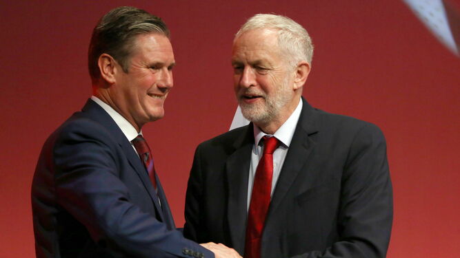Keir Starmer (izquierda) saluda a su predecesor en el cargo, Jeremy Corbyn, tras ser elegido en Brighton líder del Partido Laborista británico.