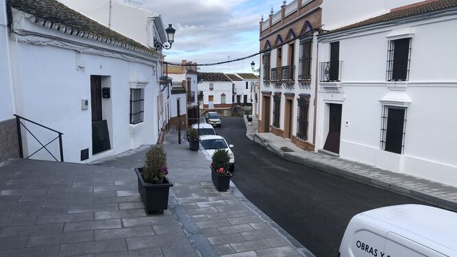 Una calle desierta y con casas cerradas en Castilleja del Campo, con 629 habitantes según el último censo.