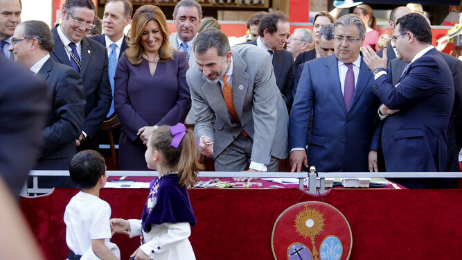 El Rey Felipe VI en el palquillo de la Campana durante la visita que hizo el Lunes Santo de 2015.