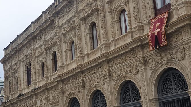 Los balcones del Ayuntamiento con un repostero con crespón negro