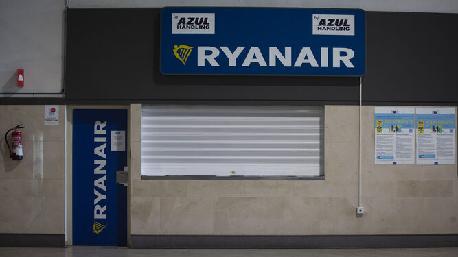 Mostrador de información de la compañía cerrado en el aeropuerto de Sevilla.