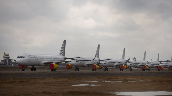 Aviones de Vueling estacionados en San  Pablo durante el confinamiento.