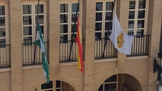 Banderas a media asta en señal de duelo por los fallecidos a causa del Covid-19 en el Ayuntamiento de Herrera.