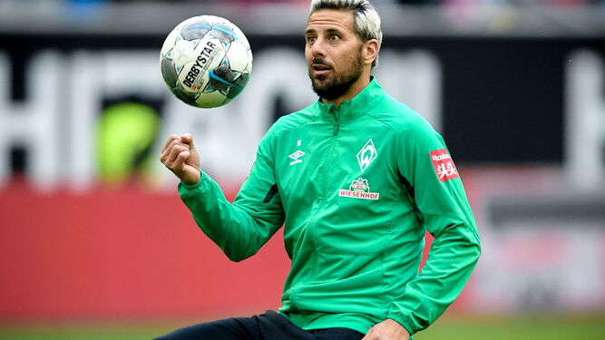 Claudio Pizarro, en un entrenamiento con el Werder Bremen.