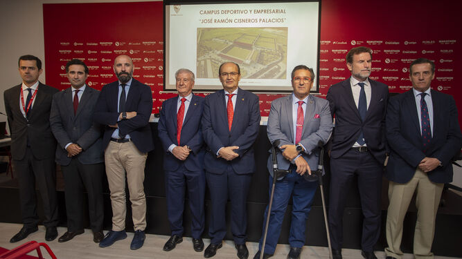 Balbontín, Arroyo, Monchi, Ramos, José y Luis Castro, Carrión Amate y Cruz, ante el proyecto de la ciudad deportiva.