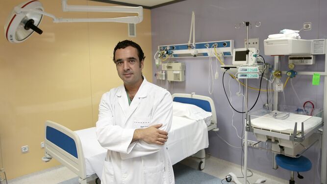 El doctor Adolfo J. López, en un paritorio de la clínica donde trabaja.