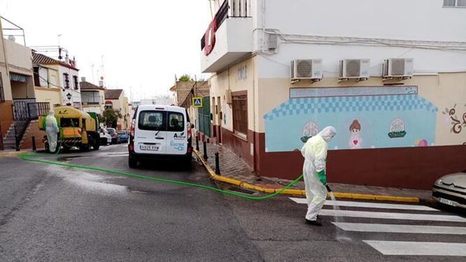 Labores de desinfección de calles en Alcalá de Guadaíra