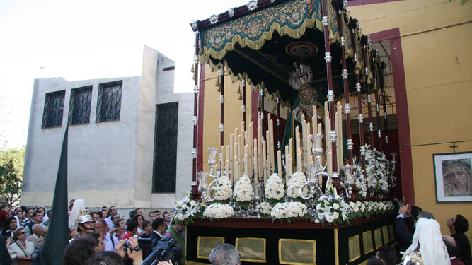 La Virgen del Sol sale de la Iglesia de San Diego De Alcalá