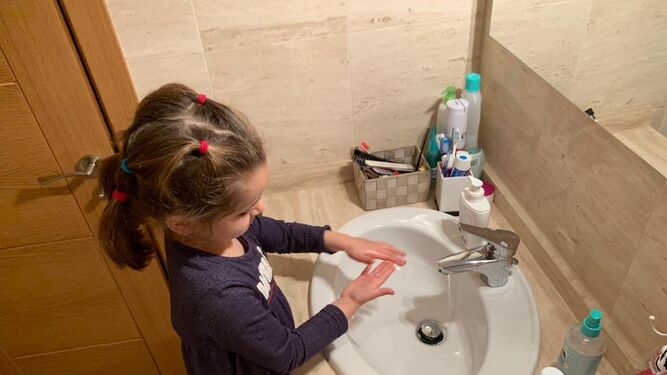 Una niña se lava las manos, un hábito de higiene sobre el que es necesario insistir especialmente estos días.