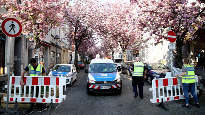 Trabajadores municipales en un control de tráfico en Bonn.