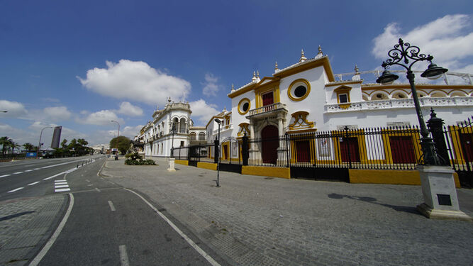La plaza de toros de la Maestranza, situada en el Paseo de Cristóbal Colón, cerrada por la alerta sanitaria provocada por el coronavirus.