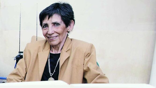 Iris M. Zavala al presentar en 2009 una publicación sobre Ayala.