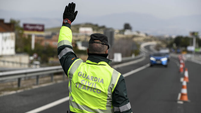 La Guardia Civil de tráfico durante un control en carreteras.