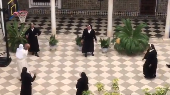 Las monjas de San Leandro jugando al baloncesto en el patio del convento.