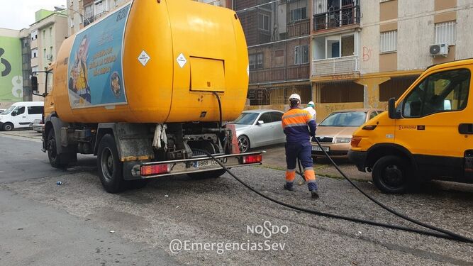 Un camión de Lipasam, con agua e hipoclorito, desinfecta las calles de las 624 viviendas.