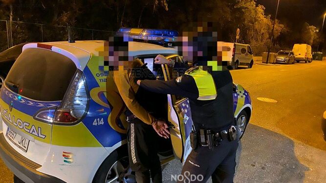 La Policía Local detiene a un ladrón, en una imagen reciente.