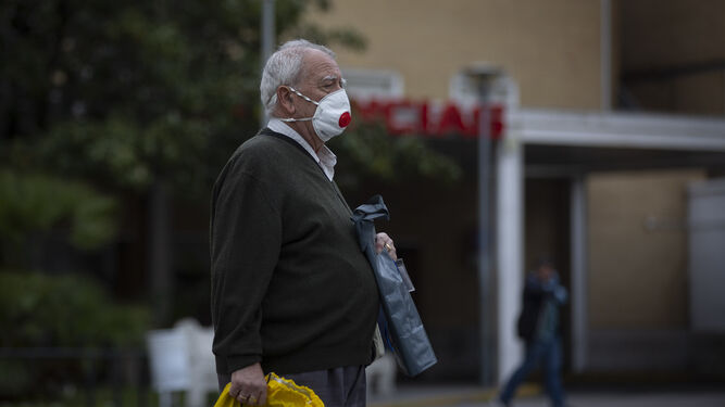 Un ciudadano con mascarilla a las puertas de las Urgencias de un hospital.