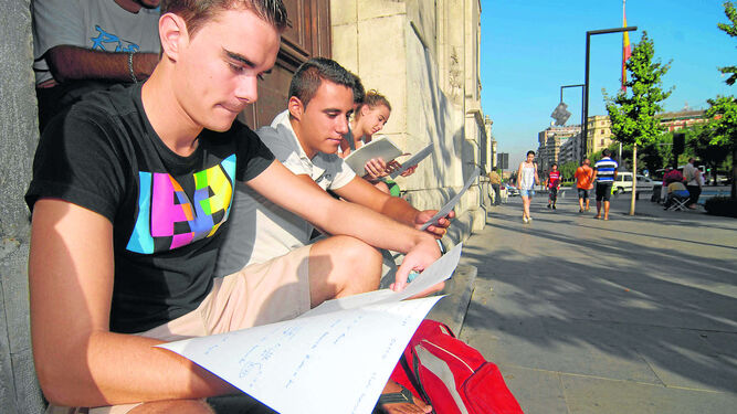 Varios estudiantes de Bachillerato repasan los apuntes antes de examinarse.