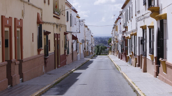 Una calle del municipio de San Juan de Aznalfarache, con la mayor incidencia del coronavirus entre su población, desierta durante el confinamiento.