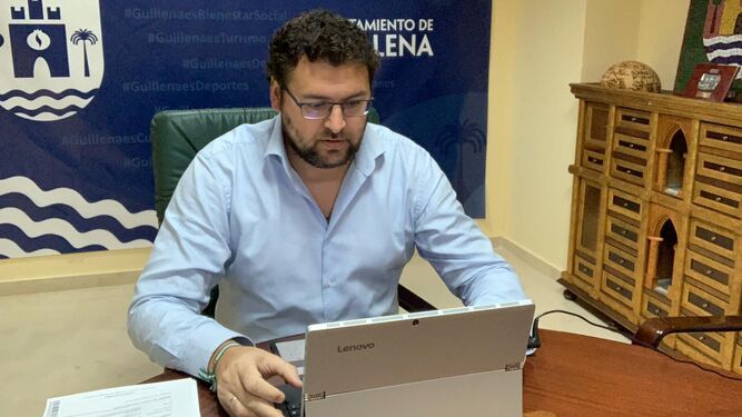 El alcalde de Guillena, Lorenzo Medina, en su despacho.