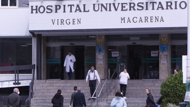 Acceso principal al hospital Virgen Macarena.