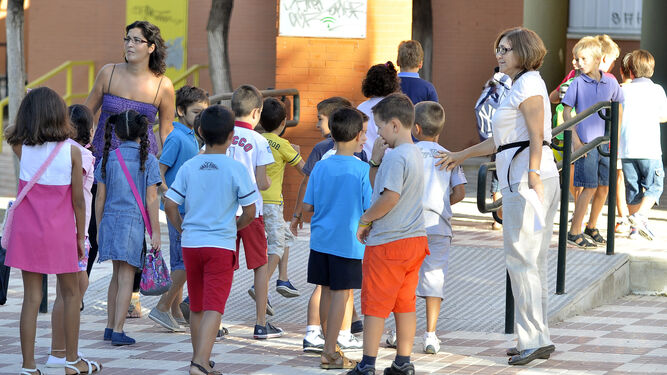 Un grupo de escolares a la entrada de un colegio andaluz.
