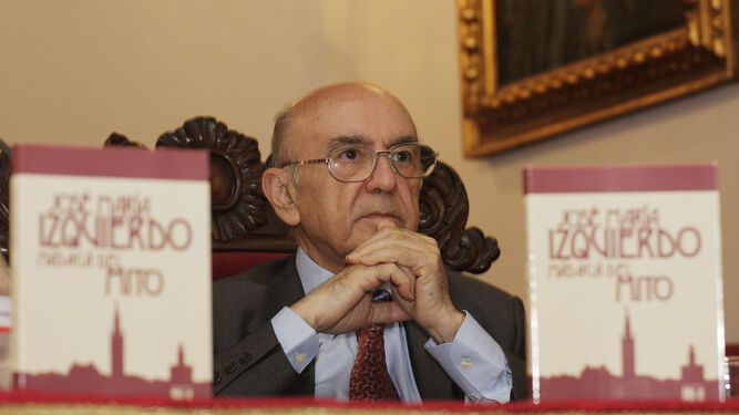 Enrique Barrero en la presentación de su libro sobre José María Izquierdo en 2010.