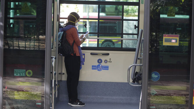 Una mujer en el interior de un autobús de Tussam en Sevilla.