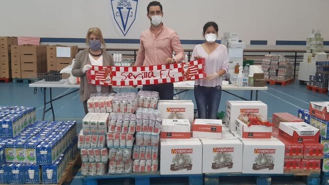 Representantes de la Peña Sevillistas en Jerez, ante los alimentos almacenados.