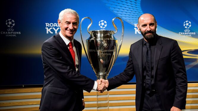 Monchi, junto a Ian Rush tras el sorteo de semifinales la Champions en 2018, que deparó un Liverpool-Roma.
