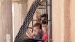 Niños en un balcón el campo de refugiados palestino al-Wehdat, este miércoles en Amán (Jordania).