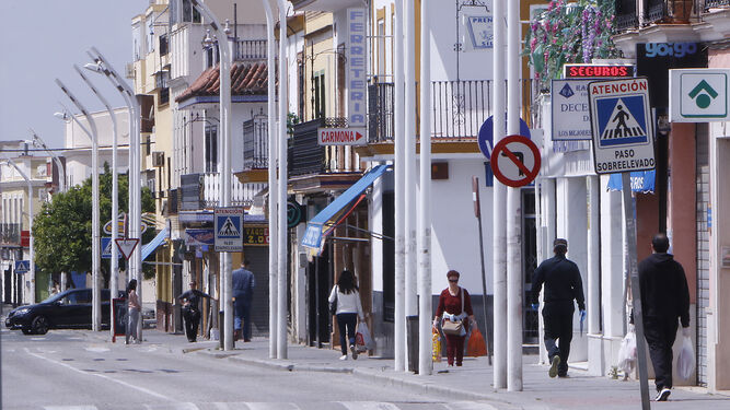 Una calle comercial de Alcalá de Guadaíra.