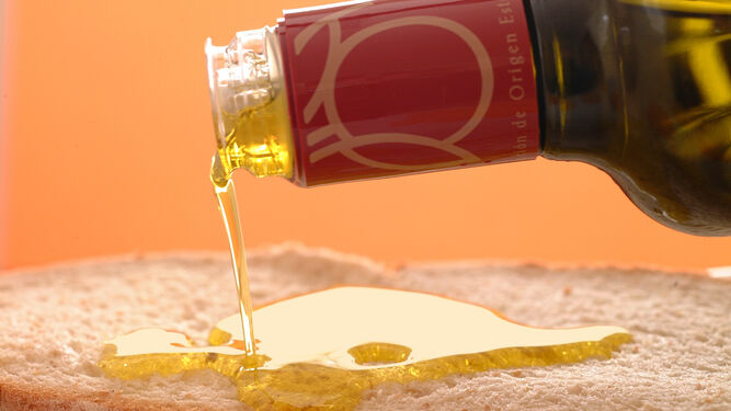 Aceite de oliva virgen extra servido en pan.