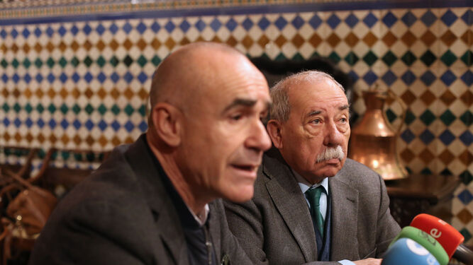 El delegado Antonio Muñoz, con el director de la Bienal Antonio Zoido, en una imagen de archivo.