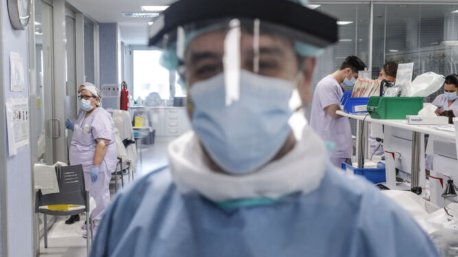 Un trabajador sanitario en la UCI del Hospital Arnau de Vilanova (Valencia).