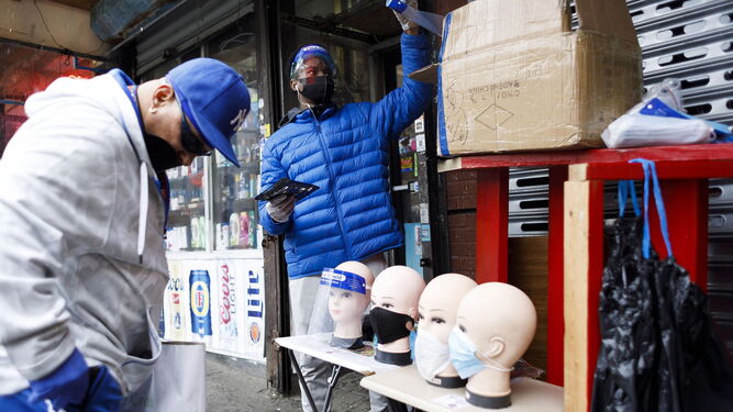 Un comercio del Bronx, en Nueva York, vende mascarillas y otros protectores.