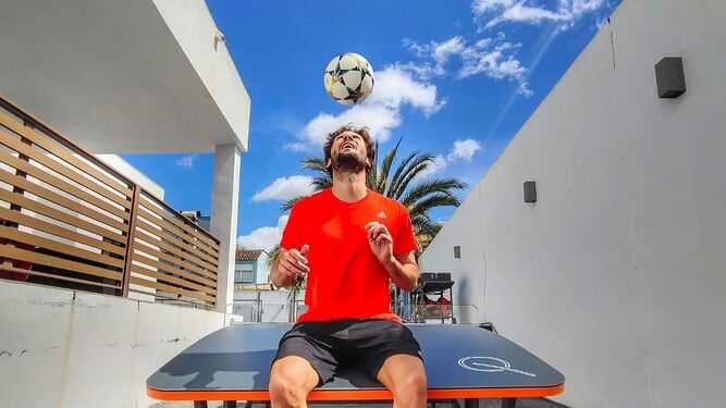 Franco Vázquez da toques al balón con la cabeza sentado en una mesa de fútbol-tenis.