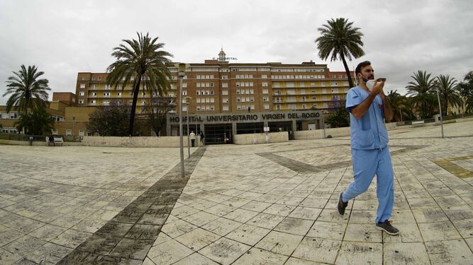 Un sanitario en el entorno del Hospital Virgen del Rocío.