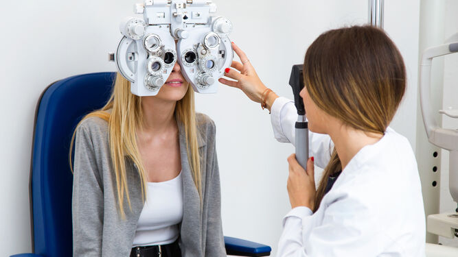 Una óptica examina la visión de un paciente, en una imagen de archivo.
