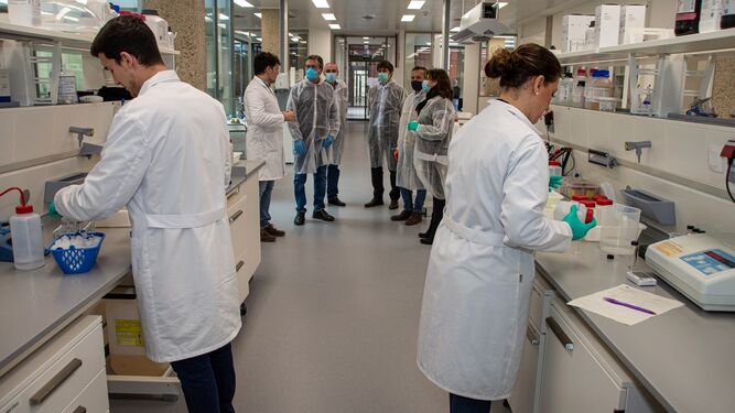 Espadas visita un nuevo laboratorio ubicado en la estación de El Carambolo.