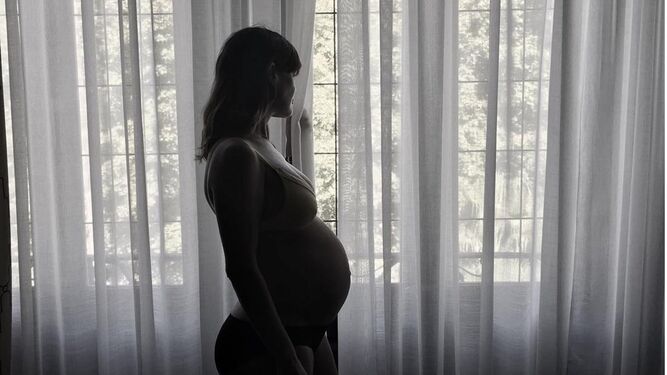 Una mujer en el tercer trimestre de embarazo.