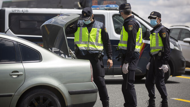 Coronavirus en Sevilla: Controles de la Polic&iacute;a Nacional a las puertas del puente del 1 de Mayo