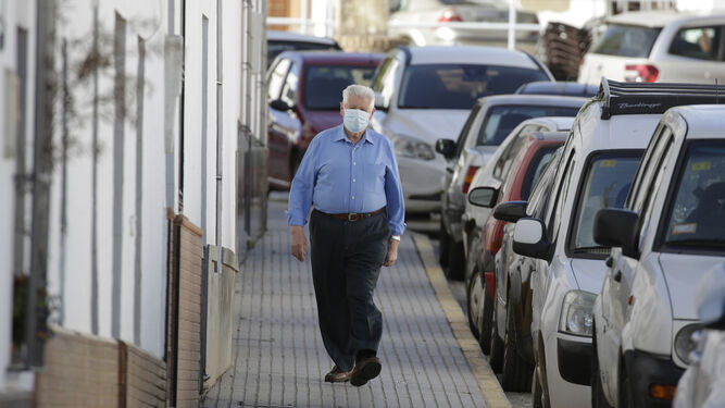 Un vecino de La Puebla de los Infantes camina por una solitaria calle.