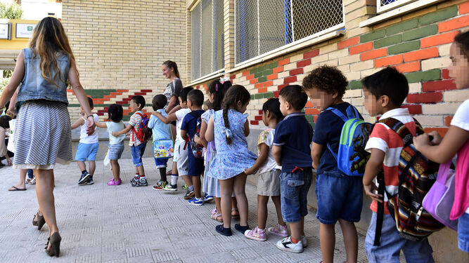 Niños en fila para entrar en el colegio el primer día de clase.